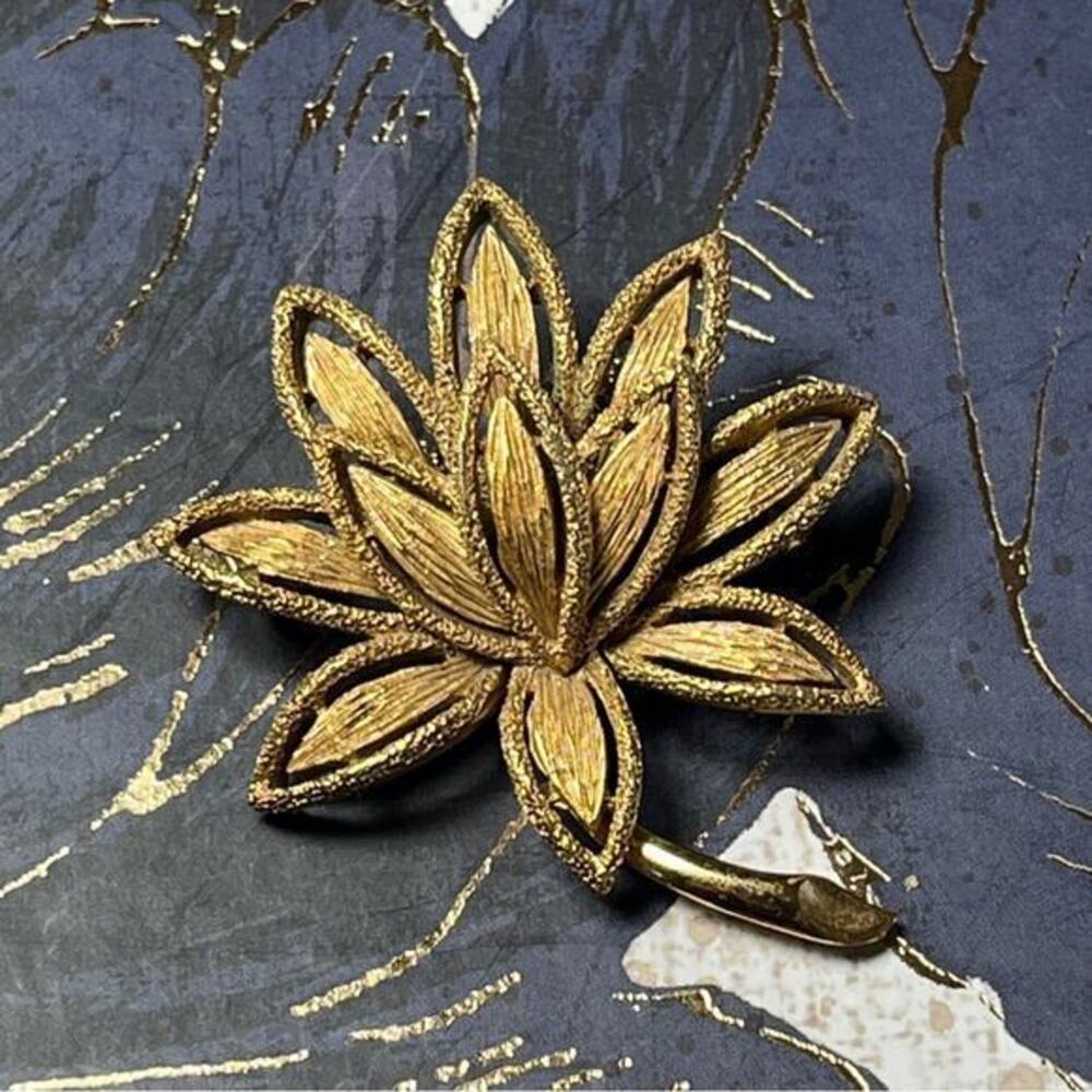 Vintage 70s 1970s Large Oversized Gold Tone Lotus Flower Floral Brooch Pin D1